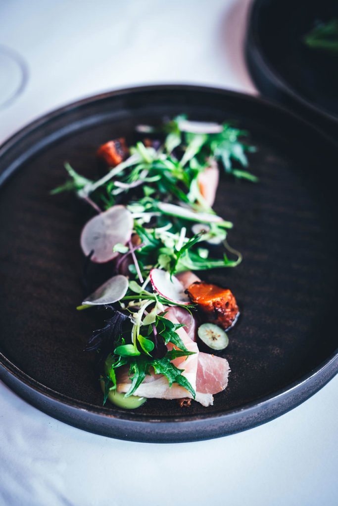 Dänisches Ceviche mit Schellfisch, Apfel, Meerrettich, Wildkräutern und Roggenbrotchips im Restaurant Ved Fjorden in Struer am Limfjord in Dänemark. | moeyskitchen.com