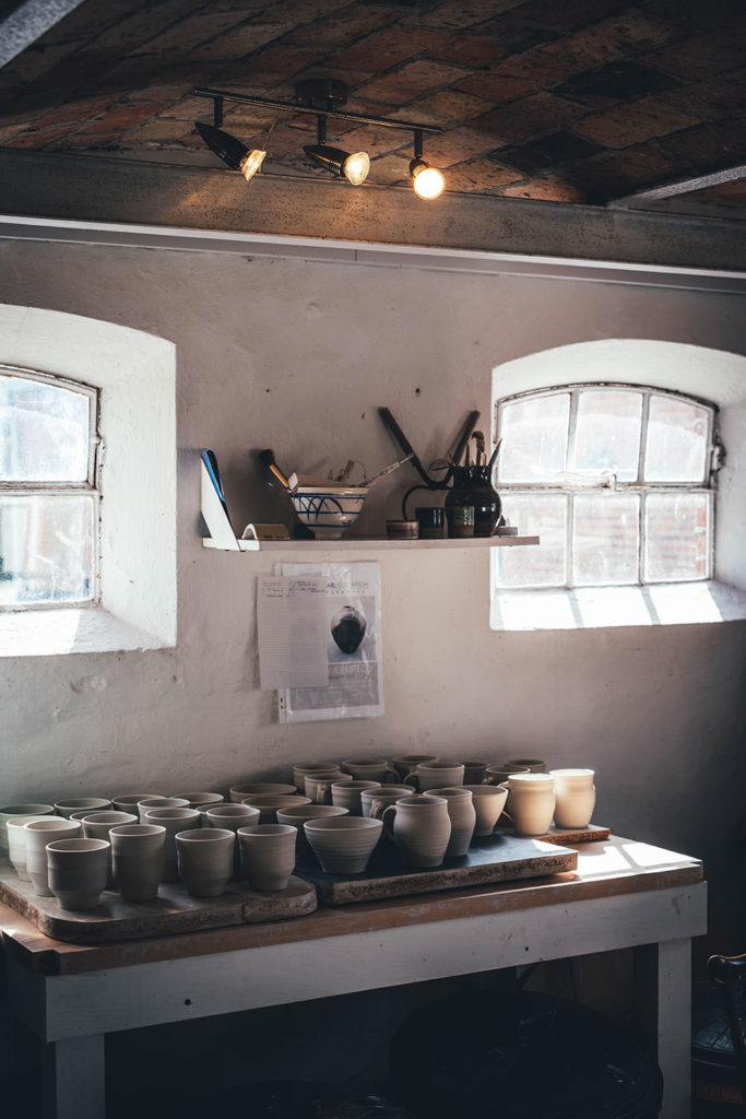 In der Töpferei von Carl Gustafson auf Fur in der Region Limfjorden in Dänemark. | moeyskitchen.com