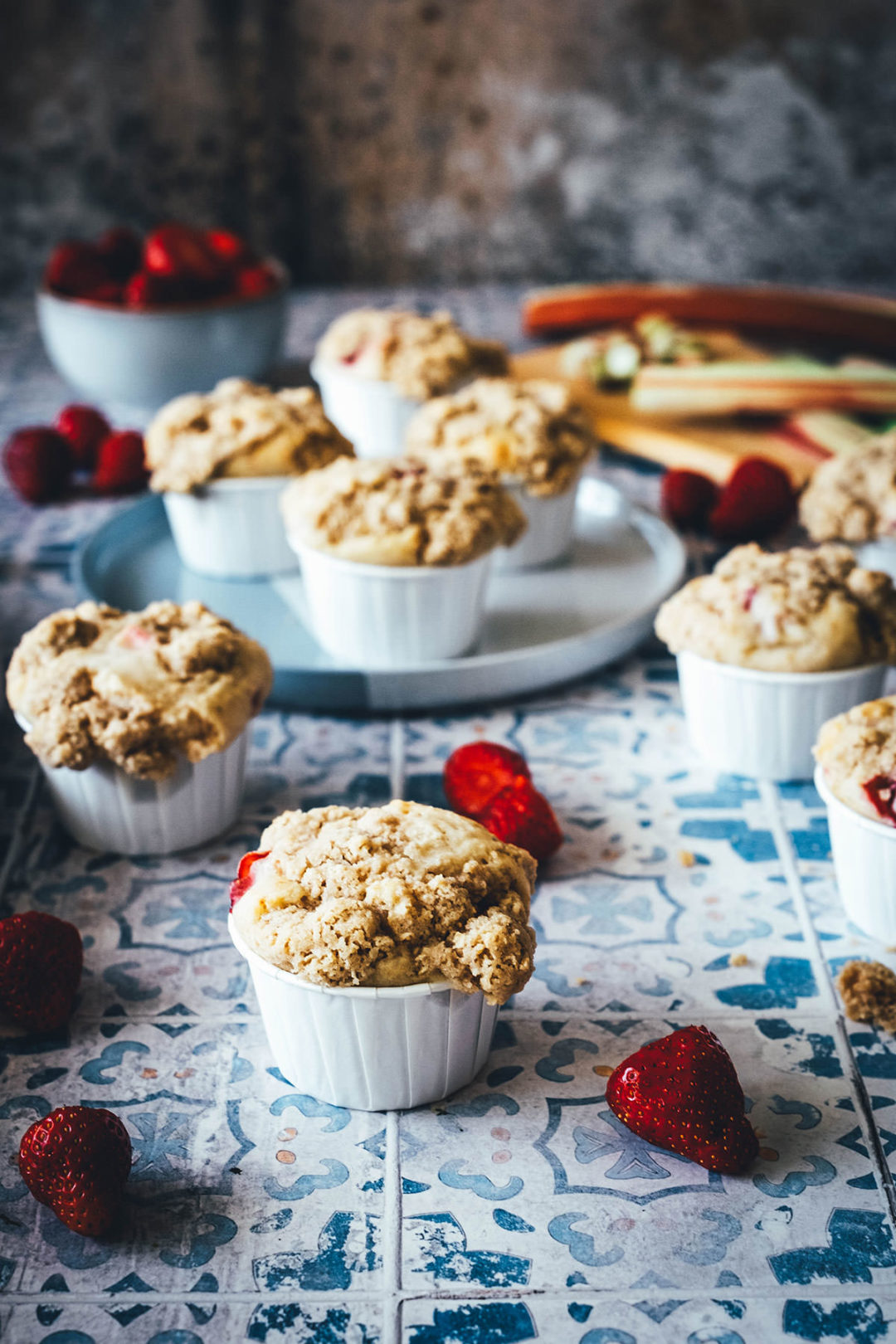 Rezept für super saftige und fluffige Muffins! Meine Erdbeer-Rhabarber-Muffins werden mit knusprigen, buttrigen Streuseln getoppt – das macht sie so besonders! Sie sind süß und säuerlich, lassen sich wunderbar aus der Hand essen, sind toll für unterwegs, aber auch für Partys und Gäste. Dazu sind sie blitzschnell und total einfach zusammengerührt und gebacken. Backt sie unbedingt nach! | moeyskitchen.com