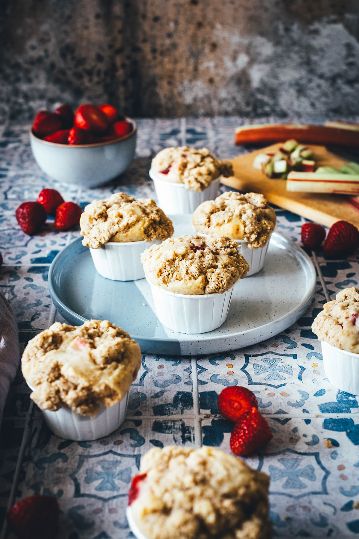 Rezept für super saftige und fluffige Muffins! Meine Erdbeer-Rhabarber-Muffins werden mit knusprigen, buttrigen Streuseln getoppt – das macht sie so besonders! Sie sind süß und säuerlich, lassen sich wunderbar aus der Hand essen, sind toll für unterwegs, aber auch für Partys und Gäste. Dazu sind sie blitzschnell und total einfach zusammengerührt und gebacken. Backt sie unbedingt nach! | moeyskitchen.com