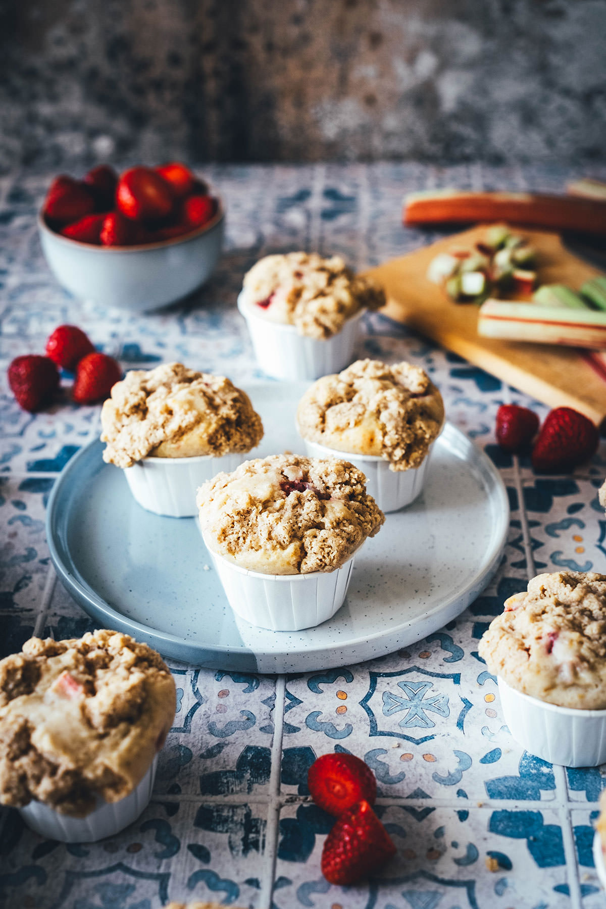 Rezept für super saftige und fluffige Muffins! Meine Erdbeer-Rhabarber-Muffins werden mit knusprigen, buttrigen Streuseln getoppt – das macht sie so besonders! Sie sind süß und säuerlich, lassen sich wunderbar aus der Hand essen, sind toll für unterwegs, aber auch für Partys und Gäste. Dazu sind sie blitzschnell und total einfach zusammengerührt und gebacken. Backt sie unbedingt nach! | moeyskitchen.com