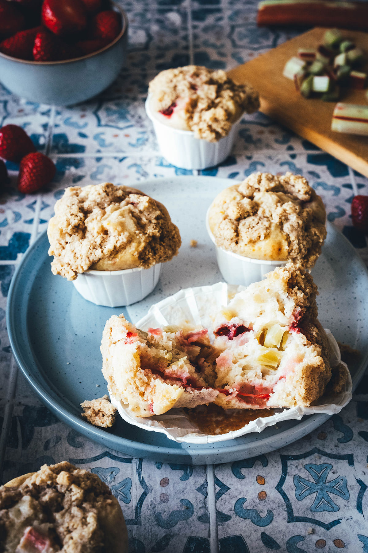 Rezept für super saftige und fluffige Muffins! Meine Erdbeer-Rhabarber-Muffins werden mit knusprigen, buttrigen Streuseln getoppt – das macht sie so besonders! Sie sind süß und säuerlich, lassen sich wunderbar aus der Hand essen, sind toll für unterwegs, aber auch für Partys und Gäste. Dazu sind sie blitzschnell und total einfach zusammengerührt und gebacken. Backt sie unbedingt nach! | moeyskitchen.com