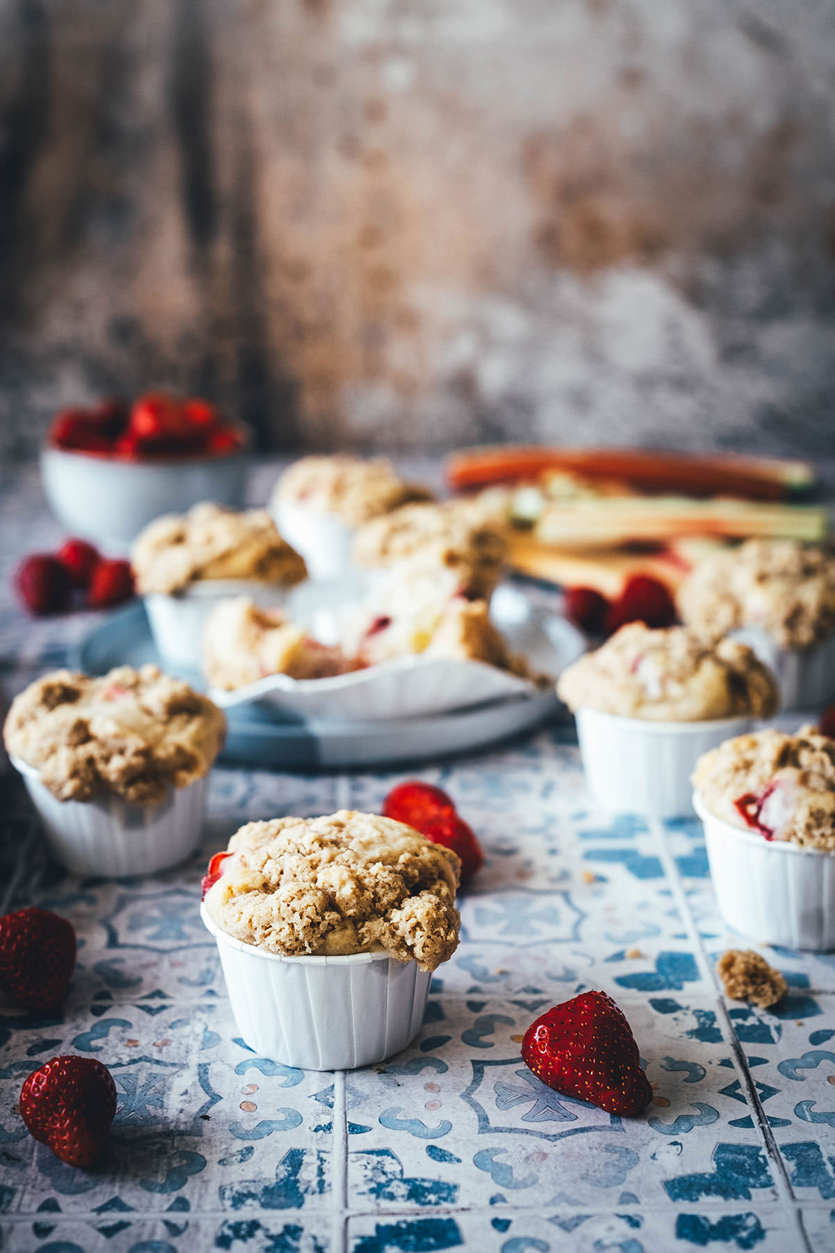 Rezept für super saftige und fluffige Muffins! Meine Erdbeer-Rhabarber-Muffins werden mit knusprigen, buttrigen Streuseln getoppt – das macht sie so besonders! Sie sind süß und säuerlich, lassen sich wunderbar aus der Hand essen, sind toll für unterwegs, aber auch für Partys und Gäste. Dazu sind sie blitzschnell und total einfach zusammengerührt und gebacken. Backt sie unbedingt nach! | moeyskitchen.com