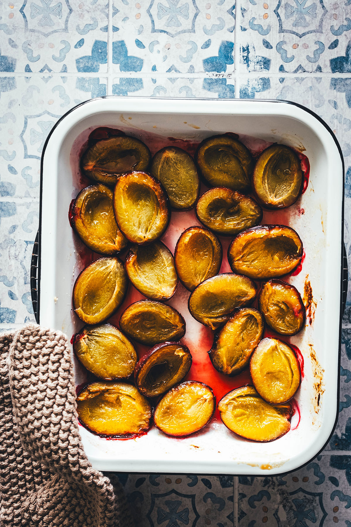 Rezept für einen wunderbaren Spätsommer-Kuchen: Mein italienischer Pflaumenkuchen ist blitzschnell zusammengerührt. Durch Ricotta und Eier wird der Kuchen extrem saftig. Geröstete Haselnusskerne sorgen für eine knackige Komponente und werden außerdem mit Puderzucker vermixt nach dem Backen über den Kuchen gestreut. Eine spannende Alternative zu klassischem Zwetschgendatschi oder Pflaumenkuchen mit Streuseln! | moeyskitchen.com