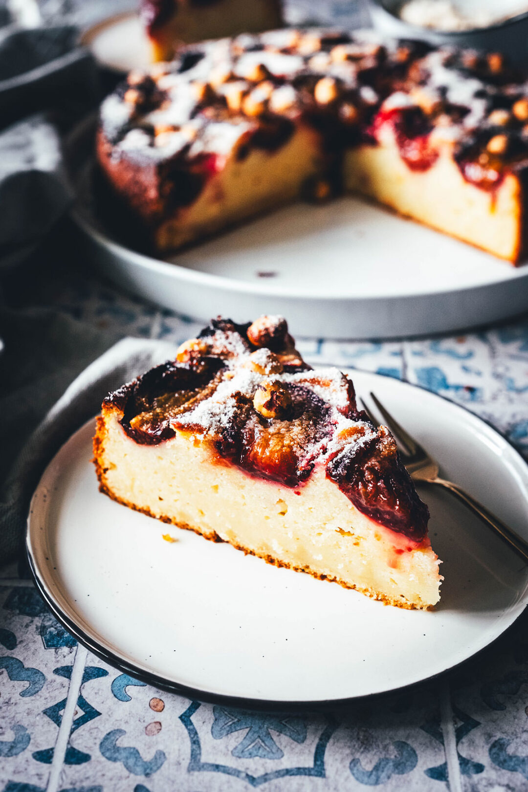 Rezept für einen wunderbaren Spätsommer-Kuchen: Mein italienischer Pflaumenkuchen ist blitzschnell zusammengerührt. Durch Ricotta und Eier wird der Kuchen extrem saftig. Geröstete Haselnusskerne sorgen für eine knackige Komponente und werden außerdem mit Puderzucker vermixt nach dem Backen über den Kuchen gestreut. Eine spannende Alternative zu klassischem Zwetschgendatschi oder Pflaumenkuchen mit Streuseln! | moeyskitchen.com