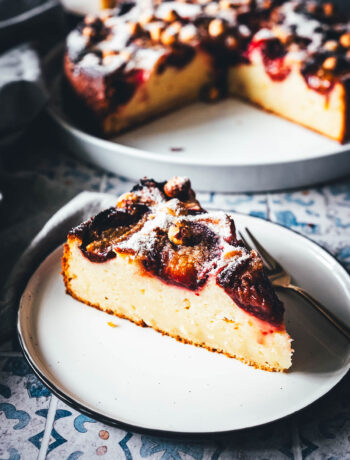 Rezept für einen wunderbaren Spätsommer-Kuchen: Mein italienischer Pflaumenkuchen ist blitzschnell zusammengerührt. Durch Ricotta und Eier wird der Kuchen extrem saftig. Geröstete Haselnusskerne sorgen für eine knackige Komponente und werden außerdem mit Puderzucker vermixt nach dem Backen über den Kuchen gestreut. Eine spannende Alternative zu klassischem Zwetschgendatschi oder Pflaumenkuchen mit Streuseln! | moeyskitchen.com