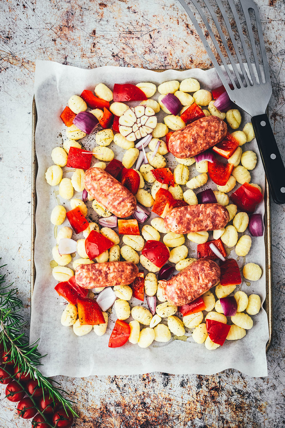 Rezept für One Pan Gnocchi – alles von einem Blech! Blitzschnell zubereitet für die sommerliche Feierabendküche. Gnocchi-Traybake mit Salsiccia, Paprika und Tomaten, serviert mit Knoblauch-Schmand. | moeyskitchen.com