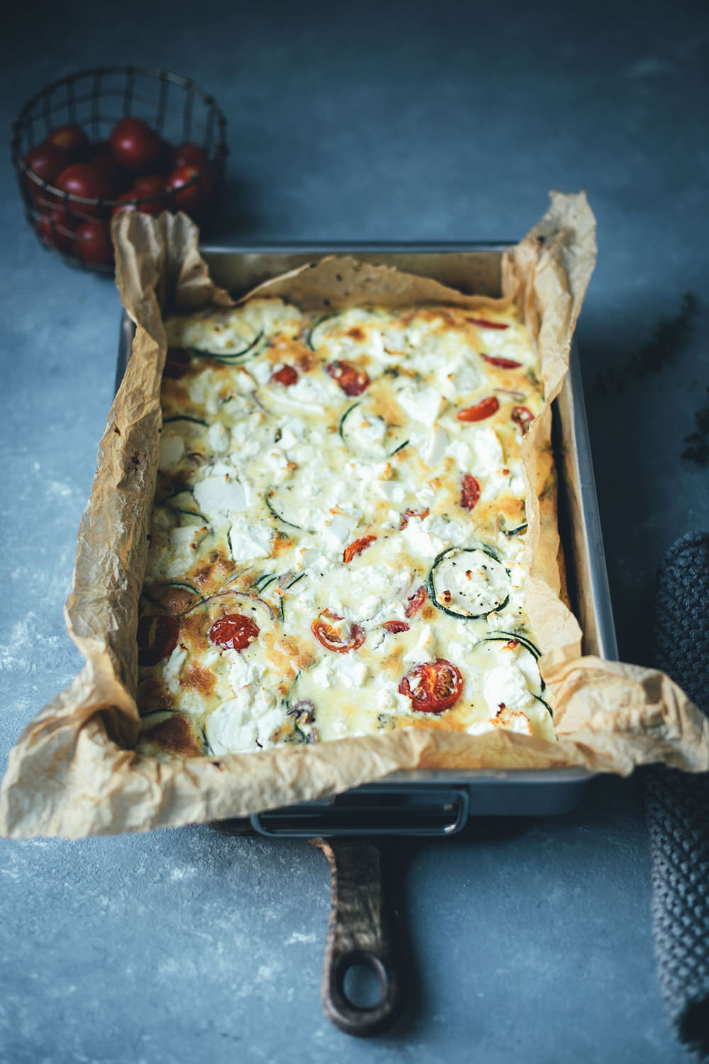Rezept für Sommer-Frittata mit Zucchini, Tomaten und Feta | perfekt für die schnelle Feierabendküche im Sommer | moeyskitchen.com