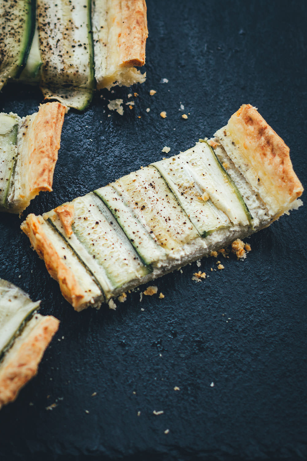 Köstliche Sommerküche nach Feierabend: Vegetarische Zucchini-Tarte mit Ziegenfrischkäse und Parmesan-Knusperboden aus Mürbeteig | moeyskitchen.com