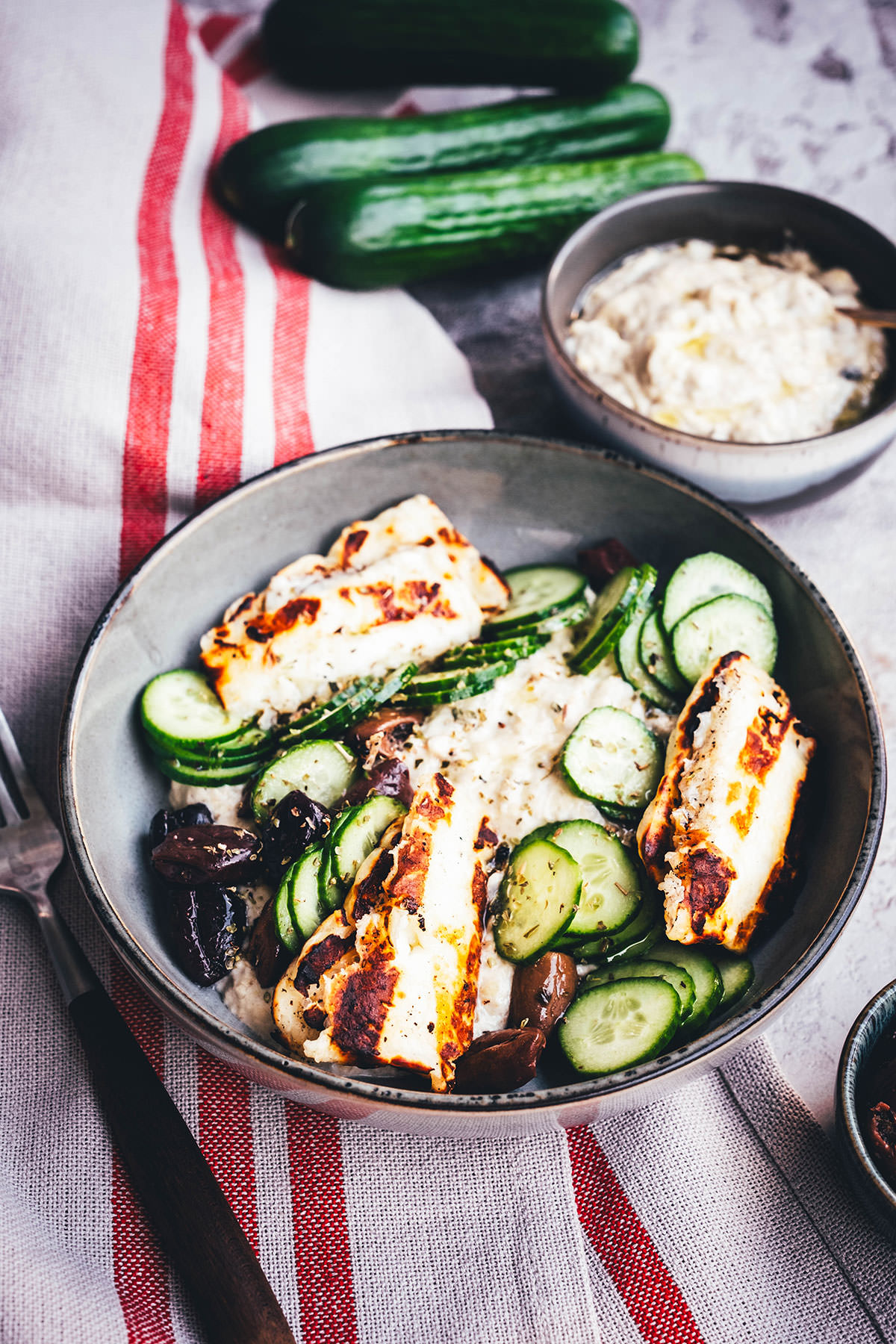 Rezept für Baba Ghanoush Bowl – spätsommerliches mediterran-orientalisches Gericht mit rauchiger Auberginencreme, knusprigem Halloumi und knackigen Gurken. Perfekt für die schnelle und vegetarische Feierabendküche im Sommer und Herbst. | moeyskitchen.com