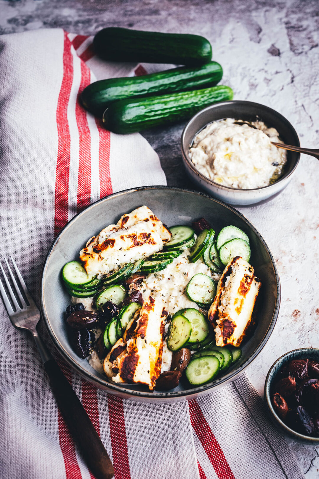 Rezept für Baba Ghanoush Bowl – spätsommerliches mediterran-orientalisches Gericht mit rauchiger Auberginencreme, knusprigem Halloumi und knackigen Gurken. Perfekt für die schnelle und vegetarische Feierabendküche im Sommer und Herbst. | moeyskitchen.com