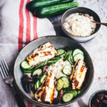 Rezept für Baba Ghanoush Bowl – spätsommerliches mediterran-orientalisches Gericht mit rauchiger Auberginencreme, knusprigem Halloumi und knackigen Gurken. Perfekt für die schnelle und vegetarische Feierabendküche im Sommer und Herbst. | moeyskitchen.com