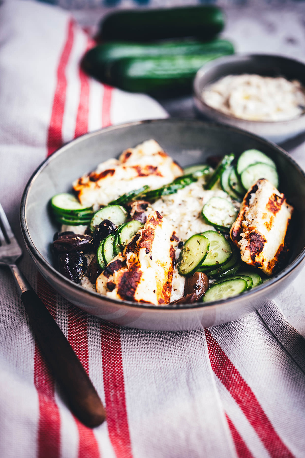 Rezept für Baba Ghanoush Bowl – spätsommerliches mediterran-orientalisches Gericht mit rauchiger Auberginencreme, knusprigem Halloumi und knackigen Gurken. Perfekt für die schnelle und vegetarische Feierabendküche im Sommer und Herbst. | moeyskitchen.com