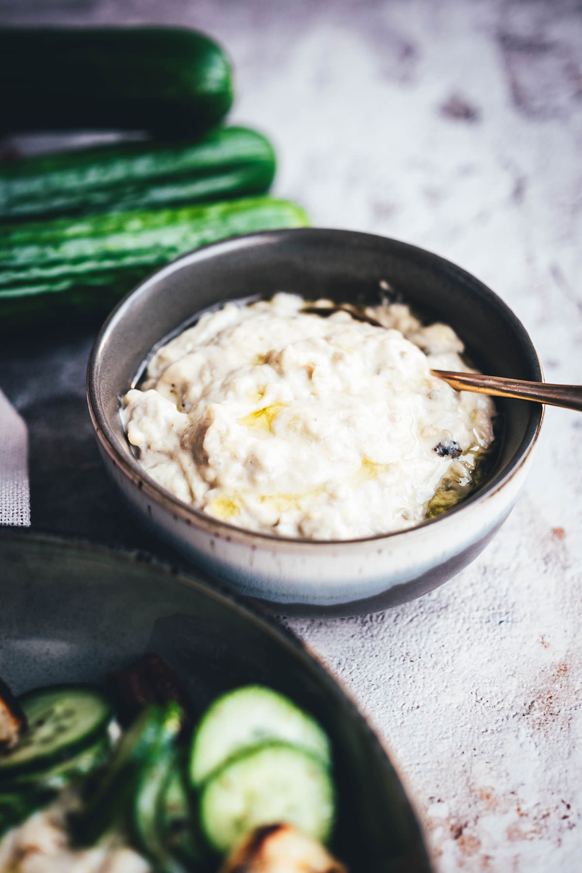 Rezept für Baba Ghanoush Bowl – spätsommerliches mediterran-orientalisches Gericht mit rauchiger Auberginencreme, knusprigem Halloumi und knackigen Gurken. Perfekt für die schnelle und vegetarische Feierabendküche im Sommer und Herbst. | moeyskitchen.com