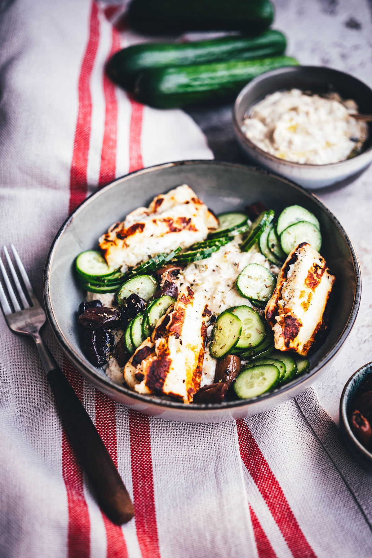 Rezept für Baba Ghanoush Bowl – spätsommerliches mediterran-orientalisches Gericht mit rauchiger Auberginencreme, knusprigem Halloumi und knackigen Gurken. Perfekt für die schnelle und vegetarische Feierabendküche im Sommer und Herbst. | moeyskitchen.com