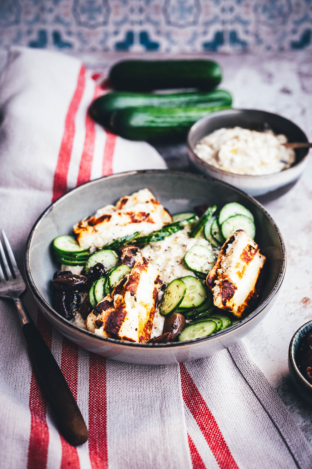 Rezept für Baba Ghanoush Bowl – spätsommerliches mediterran-orientalisches Gericht mit rauchiger Auberginencreme, knusprigem Halloumi und knackigen Gurken. Perfekt für die schnelle und vegetarische Feierabendküche im Sommer und Herbst. | moeyskitchen.com