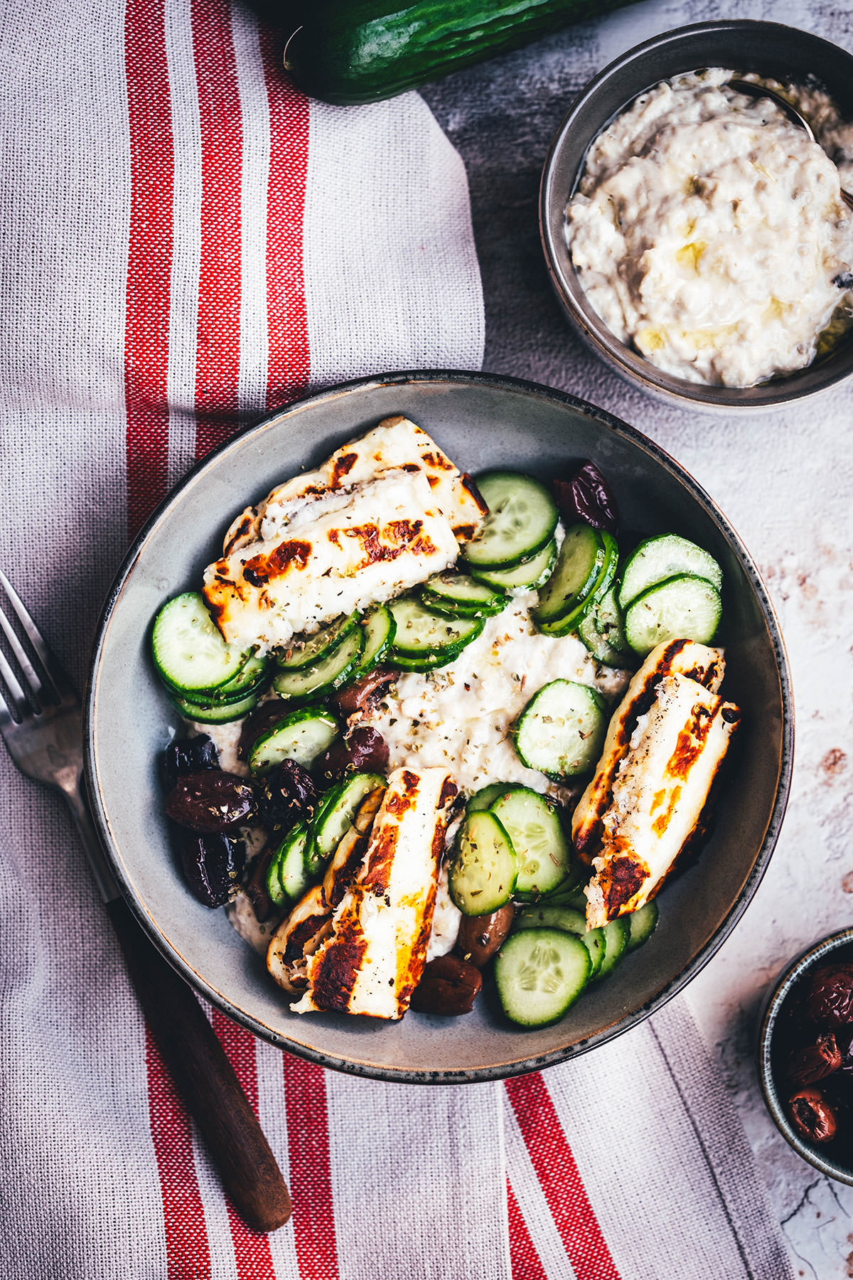 Rezept für Baba Ghanoush Bowl – spätsommerliches mediterran-orientalisches Gericht mit rauchiger Auberginencreme, knusprigem Halloumi und knackigen Gurken. Perfekt für die schnelle und vegetarische Feierabendküche im Sommer und Herbst. | moeyskitchen.com