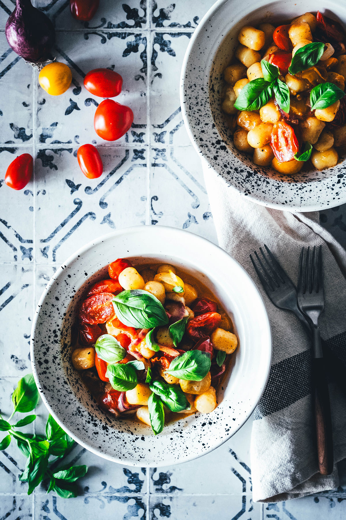 Mein aktuelles Lieblingsessen für die schnelle Feierabendküche ist diese blitzschnelle 15 Minuten Gnocchi-Pfanne mit bunten Tomaten und Mozzarella. Neben Gnocchi aus dem Kühlregal landen hier rote Zwiebeln, (bunte) Tomaten und Mozzarella in der Pfanne. | moeyskitchen.com