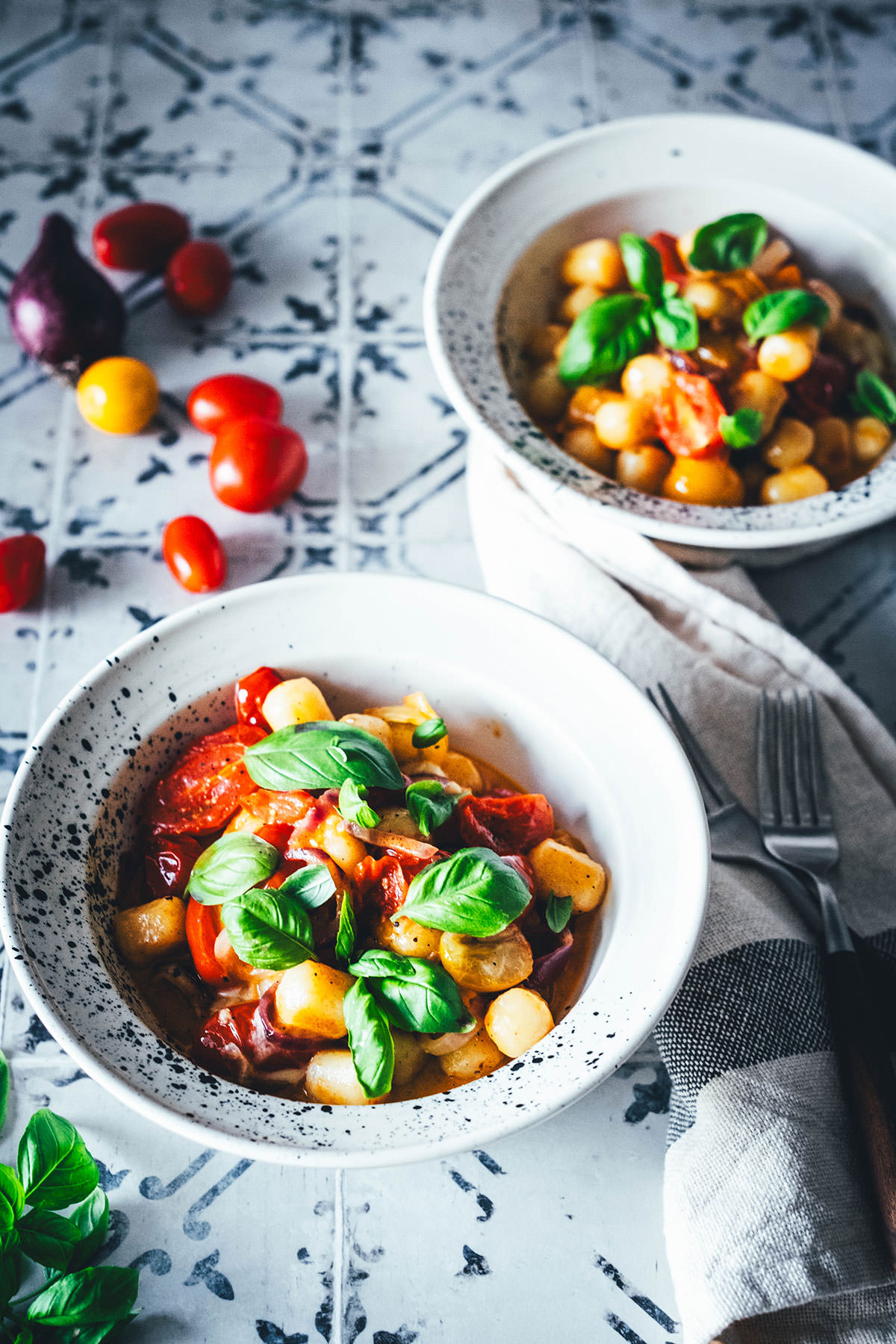 Mein aktuelles Lieblingsessen für die schnelle Feierabendküche ist diese blitzschnelle 15 Minuten Gnocchi-Pfanne mit bunten Tomaten und Mozzarella. Neben Gnocchi aus dem Kühlregal landen hier rote Zwiebeln, (bunte) Tomaten und Mozzarella in der Pfanne. | moeyskitchen.com