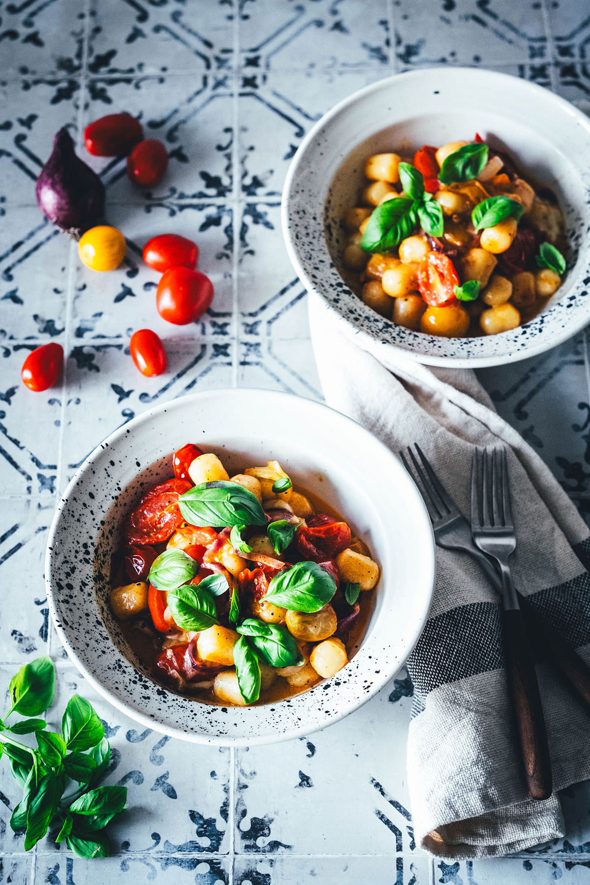 Mein aktuelles Lieblingsessen für die schnelle Feierabendküche ist diese blitzschnelle 15 Minuten Gnocchi-Pfanne mit bunten Tomaten und Mozzarella. Neben Gnocchi aus dem Kühlregal landen hier rote Zwiebeln, (bunte) Tomaten und Mozzarella in der Pfanne. | moeyskitchen.com