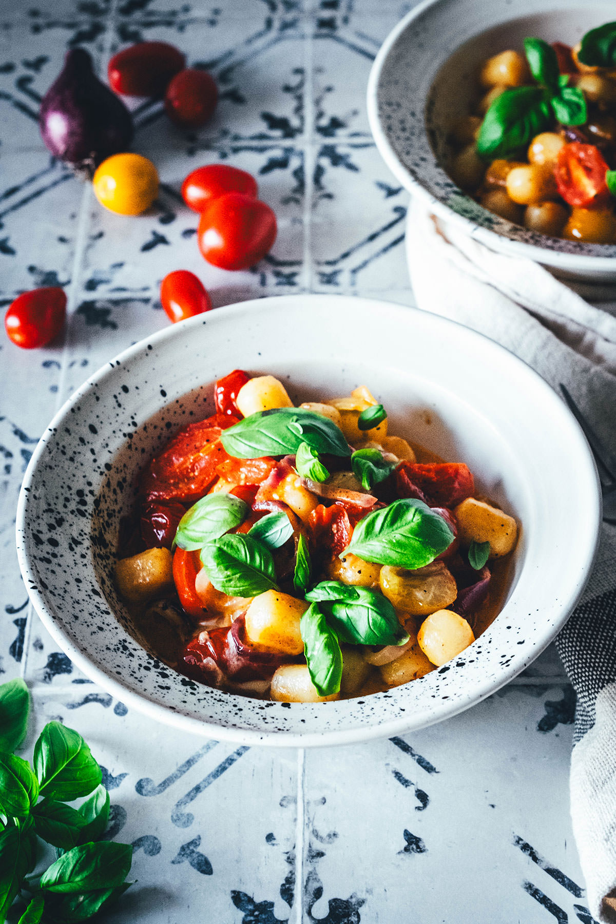 Mein aktuelles Lieblingsessen für die schnelle Feierabendküche ist diese blitzschnelle 15 Minuten Gnocchi-Pfanne mit bunten Tomaten und Mozzarella. Neben Gnocchi aus dem Kühlregal landen hier rote Zwiebeln, (bunte) Tomaten und Mozzarella in der Pfanne. | moeyskitchen.com