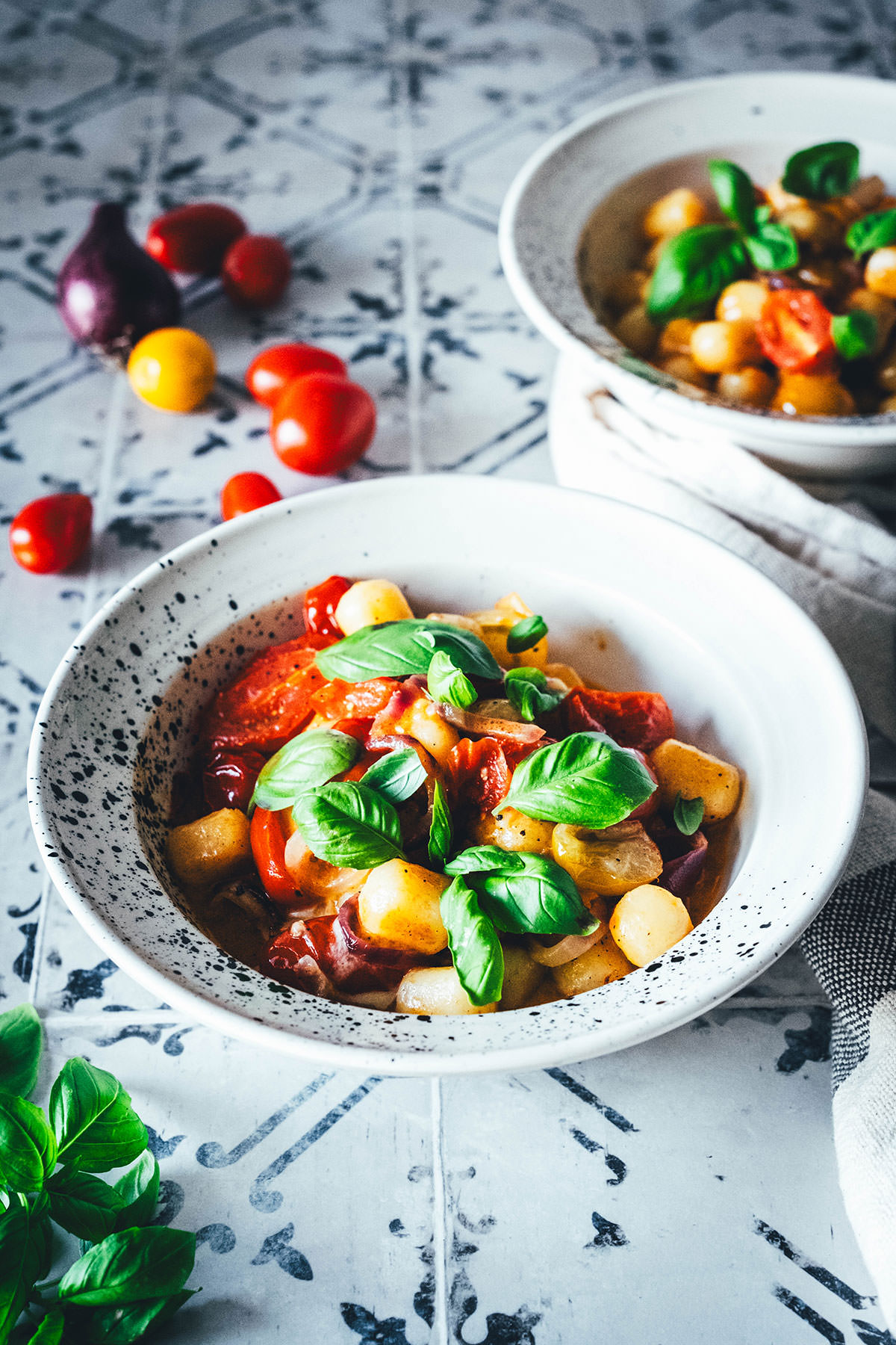 Mein aktuelles Lieblingsessen für die schnelle Feierabendküche ist diese blitzschnelle 15 Minuten Gnocchi-Pfanne mit bunten Tomaten und Mozzarella. Neben Gnocchi aus dem Kühlregal landen hier rote Zwiebeln, (bunte) Tomaten und Mozzarella in der Pfanne. | moeyskitchen.com