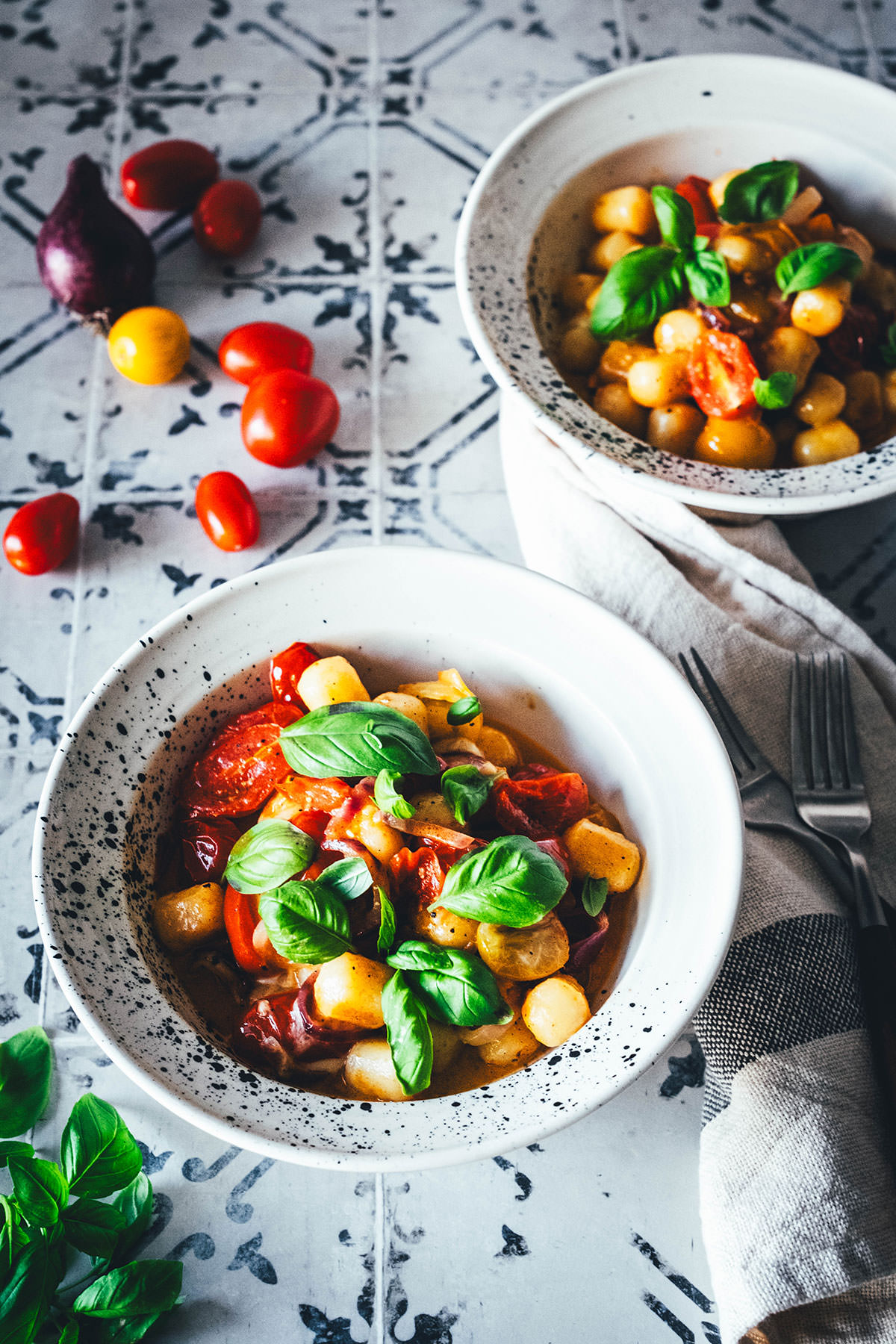 Mein aktuelles Lieblingsessen für die schnelle Feierabendküche ist diese blitzschnelle 15 Minuten Gnocchi-Pfanne mit bunten Tomaten und Mozzarella. Neben Gnocchi aus dem Kühlregal landen hier rote Zwiebeln, (bunte) Tomaten und Mozzarella in der Pfanne. | moeyskitchen.com