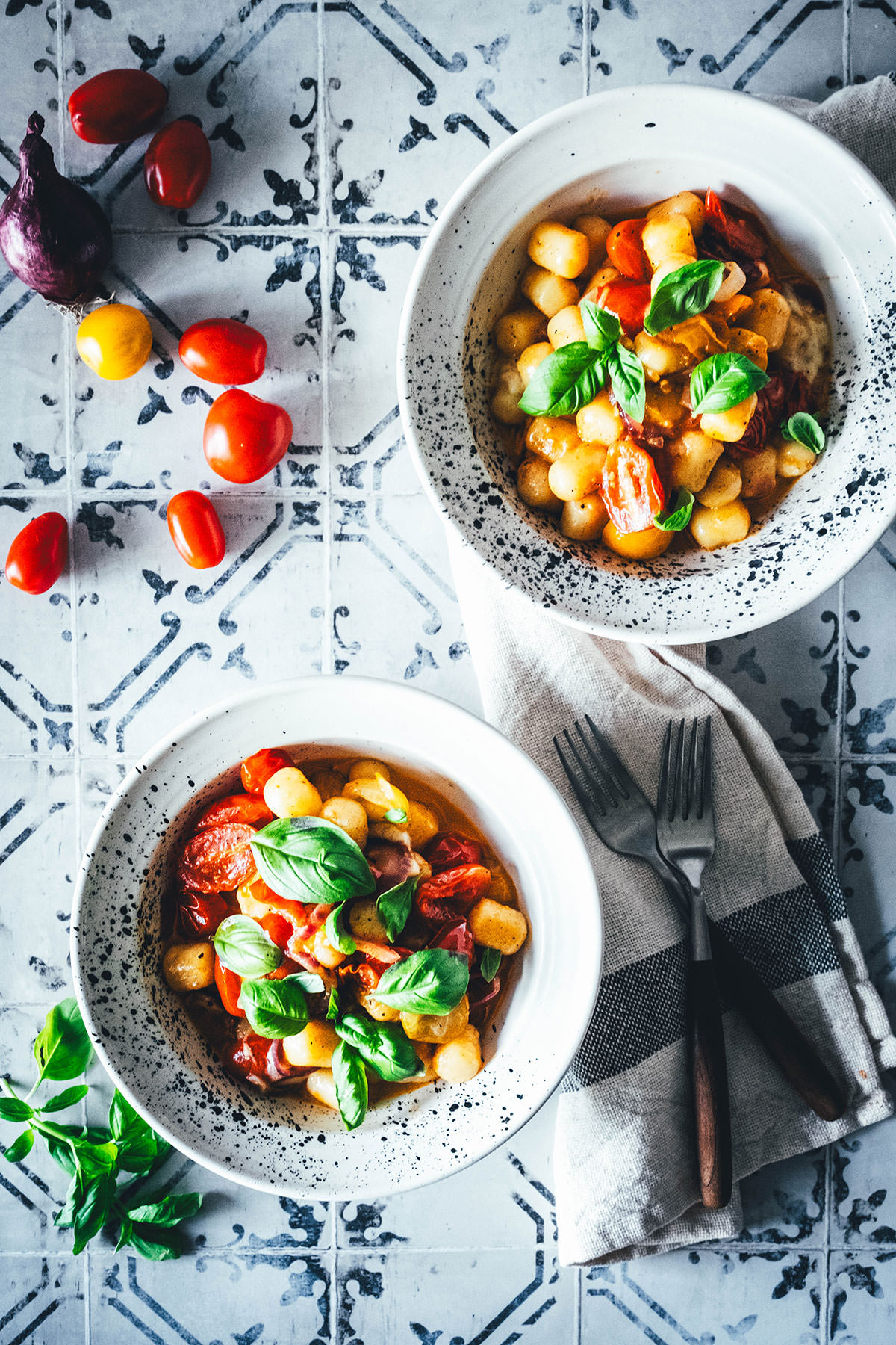 Mein aktuelles Lieblingsessen für die schnelle Feierabendküche ist diese blitzschnelle 15 Minuten Gnocchi-Pfanne mit bunten Tomaten und Mozzarella. Neben Gnocchi aus dem Kühlregal landen hier rote Zwiebeln, (bunte) Tomaten und Mozzarella in der Pfanne. | moeyskitchen.com