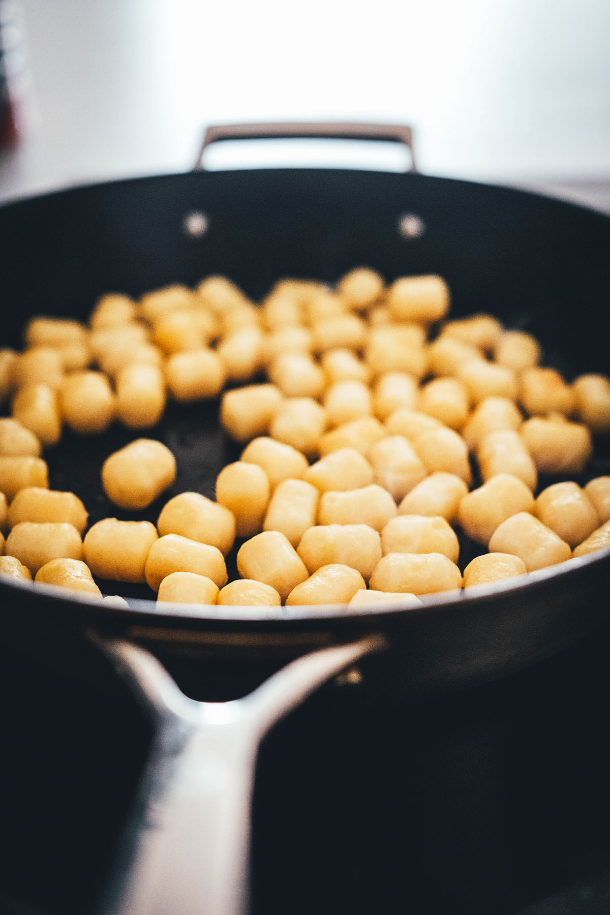 Mein aktuelles Lieblingsessen für die schnelle Feierabendküche ist diese blitzschnelle 15 Minuten Gnocchi-Pfanne mit bunten Tomaten und Mozzarella. Neben Gnocchi aus dem Kühlregal landen hier rote Zwiebeln, (bunte) Tomaten und Mozzarella in der Pfanne. | moeyskitchen.com