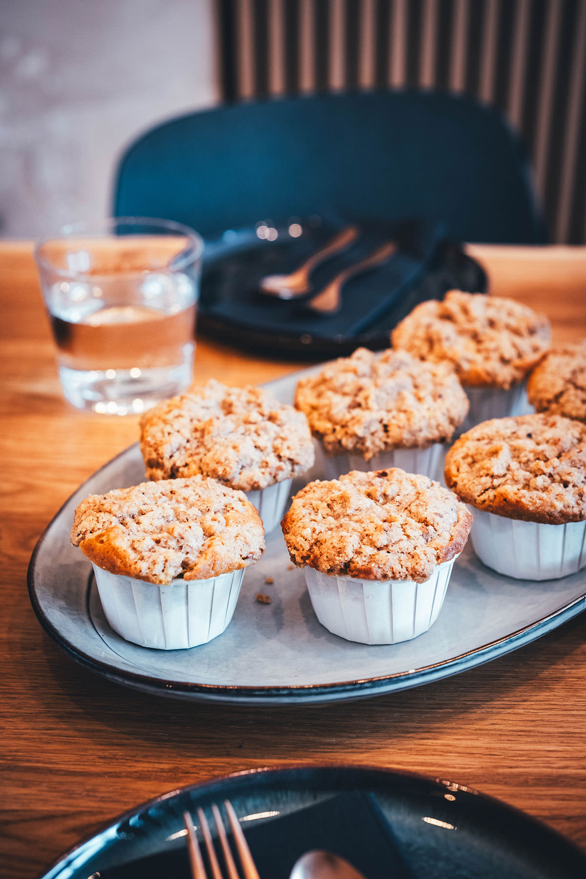 Rezept für saftige Kürbis-Muffins. Perfekt für die Resteverwertung beim Kürbisschnitzen! Einfache Muffins mit Frischkäsefüllung und knusprigen Walnuss-Streuseln als Topping. | moeyskitchen.com