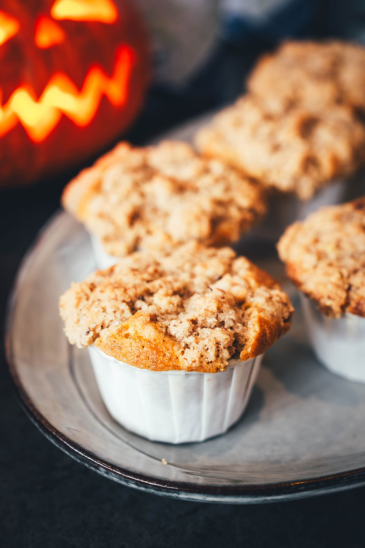 Rezept für saftige Kürbis-Muffins. Perfekt für die Resteverwertung beim Kürbisschnitzen! Einfache Muffins mit Frischkäsefüllung und knusprigen Walnuss-Streuseln als Topping. | moeyskitchen.com