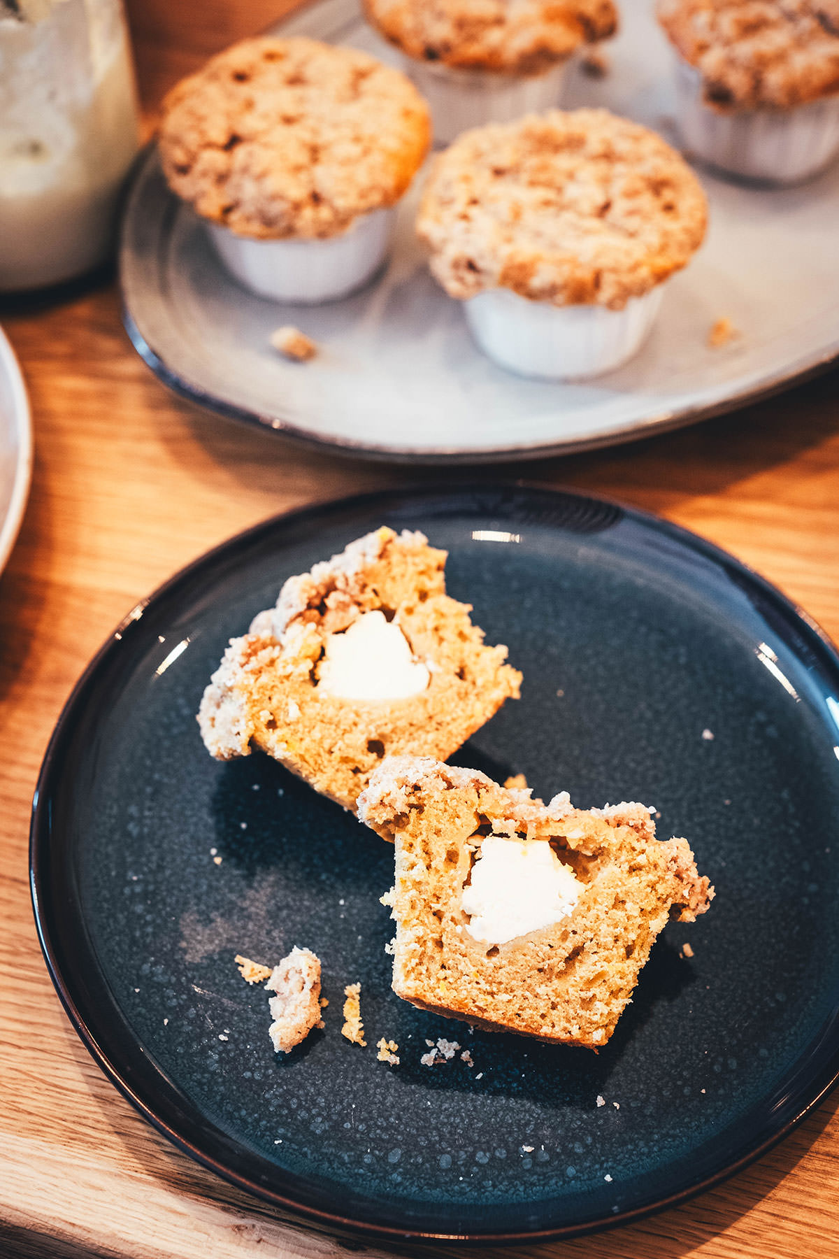 Rezept für saftige Kürbis-Muffins. Perfekt für die Resteverwertung beim Kürbisschnitzen! Einfache Muffins mit Frischkäsefüllung und knusprigen Walnuss-Streuseln als Topping. | moeyskitchen.com