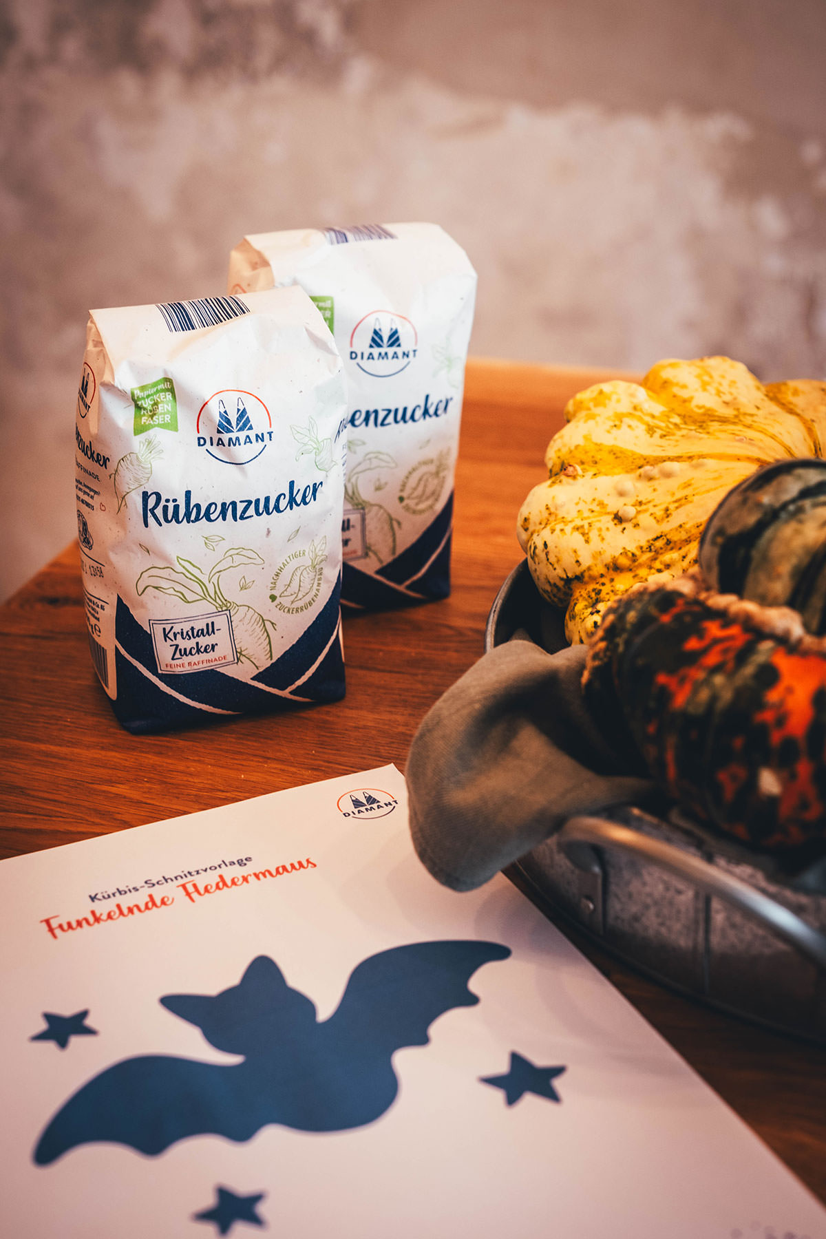 Eindrücke von unserer Kürbisschnitzparty! Halloween-Kürbisse mit Freunden einfach selber schnitzen. Die Kürbisreste lassen sich super weiterverwerten. Zum Beispiel zu saftigen Kürbis-Muffins! | moeyskitchen.com