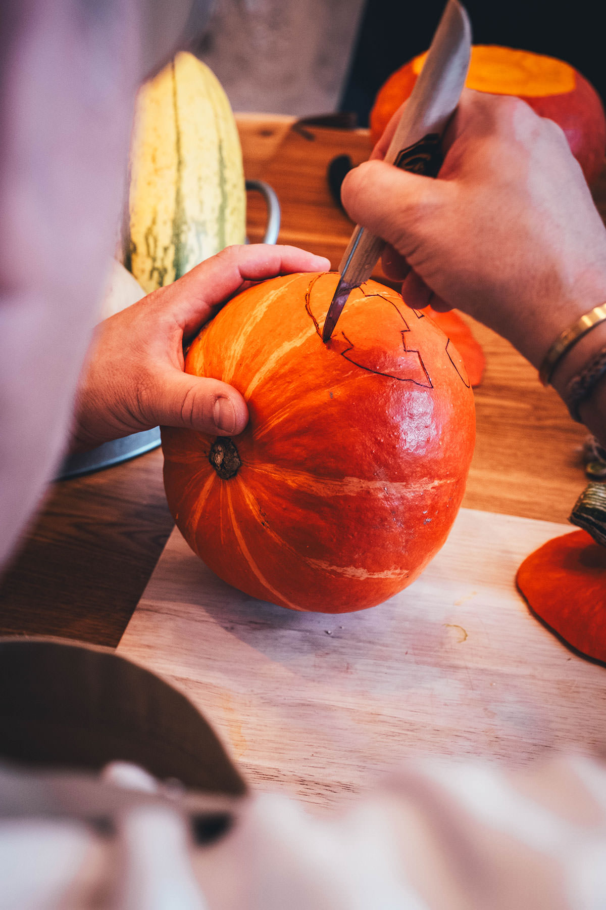 Eindrücke von unserer Kürbisschnitzparty! Halloween-Kürbisse mit Freunden einfach selber schnitzen. Die Kürbisreste lassen sich super weiterverwerten. | moeyskitchen.com