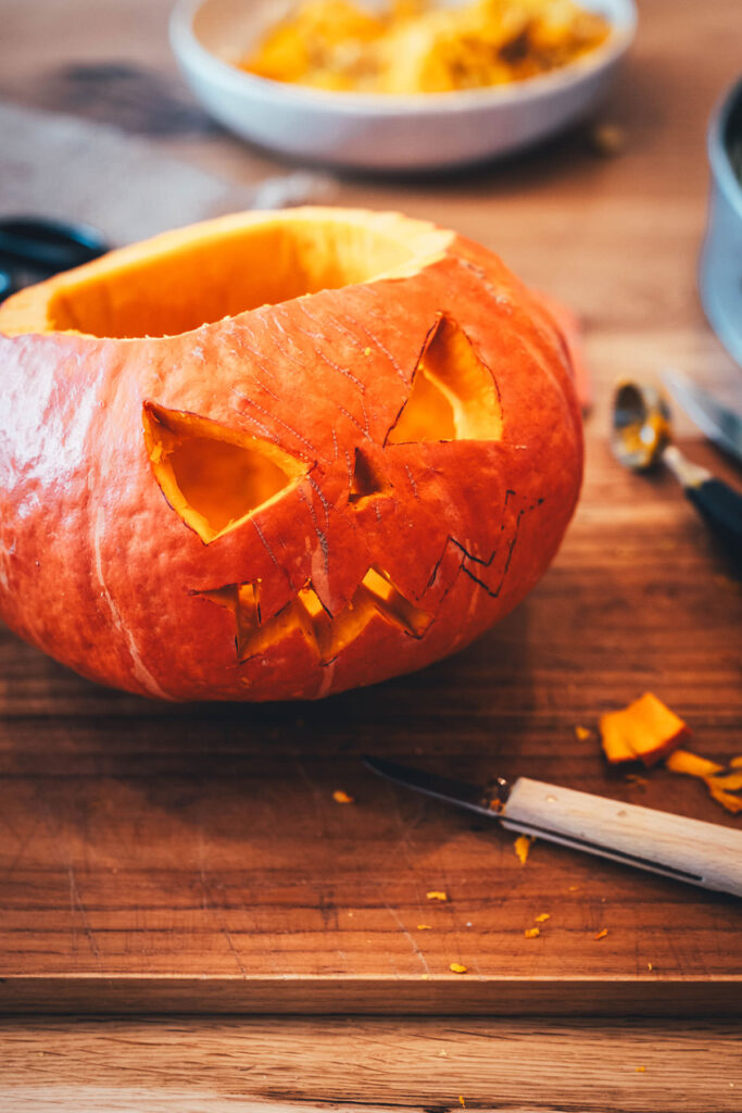 Eindrücke von unserer Kürbisschnitzparty! Halloween-Kürbisse mit Freunden einfach selber schnitzen. Die Kürbisreste lassen sich super weiterverwerten. Zum Beispiel zu saftigen Kürbis-Muffins! | moeyskitchen.com