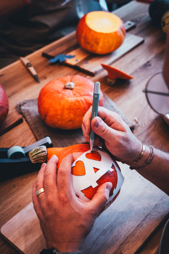 Eindrücke von unserer Kürbisschnitzparty! Halloween-Kürbisse mit Freunden einfach selber schnitzen. Die Kürbisreste lassen sich super weiterverwerten. | moeyskitchen.com