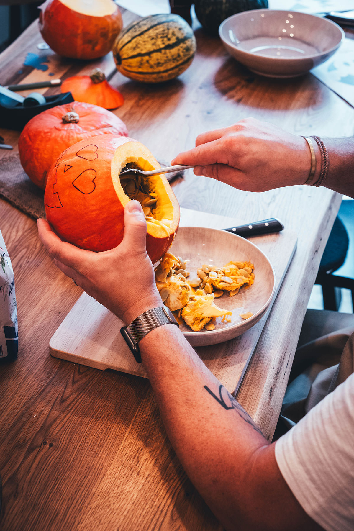 Eindrücke von unserer Kürbisschnitzparty! Halloween-Kürbisse mit Freunden einfach selber schnitzen. Die Kürbisreste lassen sich super weiterverwerten. Zum Beispiel zu saftigen Kürbis-Muffins! | moeyskitchen.com