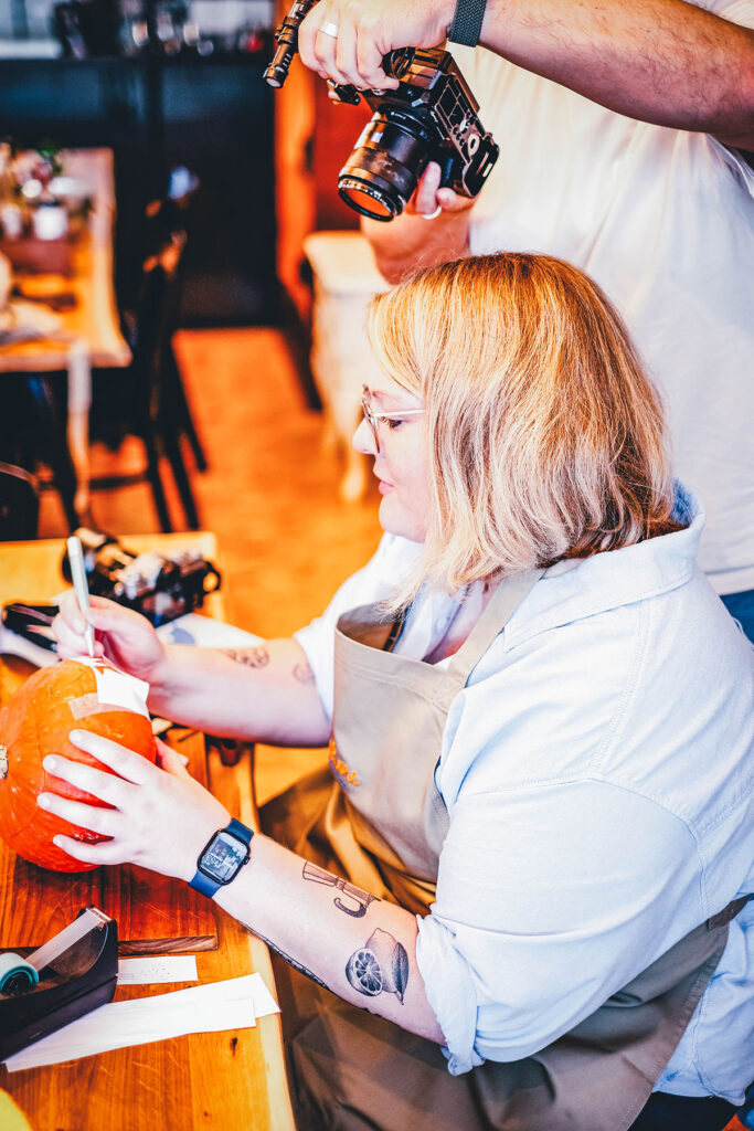Maja von moeyskitchen beim Kürbisschnitzen
