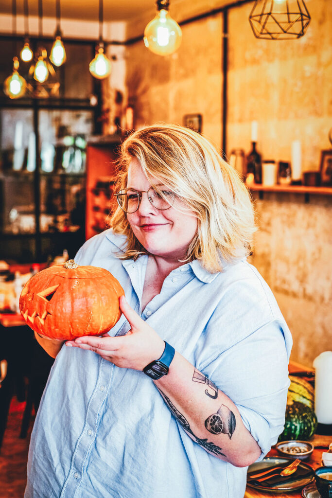 Maja von moeyskitchen beim Kürbisschnitzen