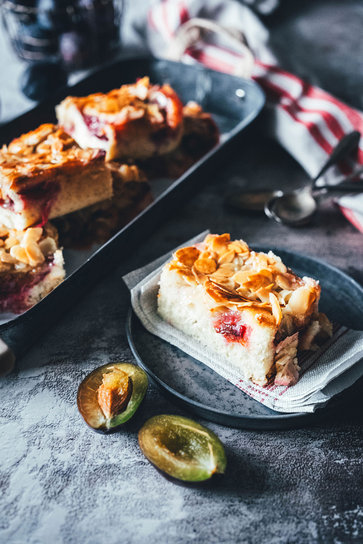 Rezept für blitzschnellen Zwetschgenkuchen. Sahne statt Butter im Teig, macht die Zubereitung ganz easy und sorgt für ein besonders luftiges und fluffiges Ergebnis. Getoppt wird der Pflaumenkuchen mit einem buttrigen und knusprigen Mandeltopping, wie man es von Bienenstich kennt. Ein wunderbarer Spätsommer- oder Herbstkuchen, der auch mit gefroreren oder eingemachten Zwetschgen funktioniert und eine super Alternative zu klassischem Zwetschgenkuchen! | moeyskitchen.com