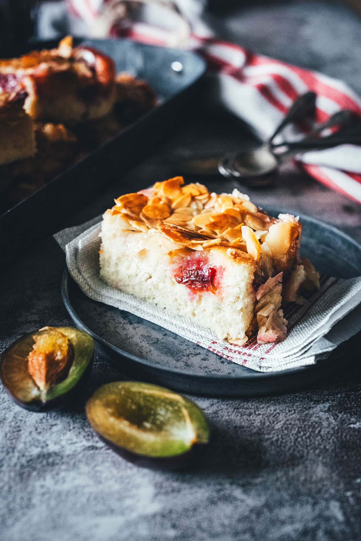 Rezept für blitzschnellen Zwetschgenkuchen. Sahne statt Butter im Teig, macht die Zubereitung ganz easy und sorgt für ein besonders luftiges und fluffiges Ergebnis. Getoppt wird der Pflaumenkuchen mit einem buttrigen und knusprigen Mandeltopping, wie man es von Bienenstich kennt. Ein wunderbarer Spätsommer- oder Herbstkuchen, der auch mit gefroreren oder eingemachten Zwetschgen funktioniert und eine super Alternative zu klassischem Zwetschgenkuchen! | moeyskitchen.com
