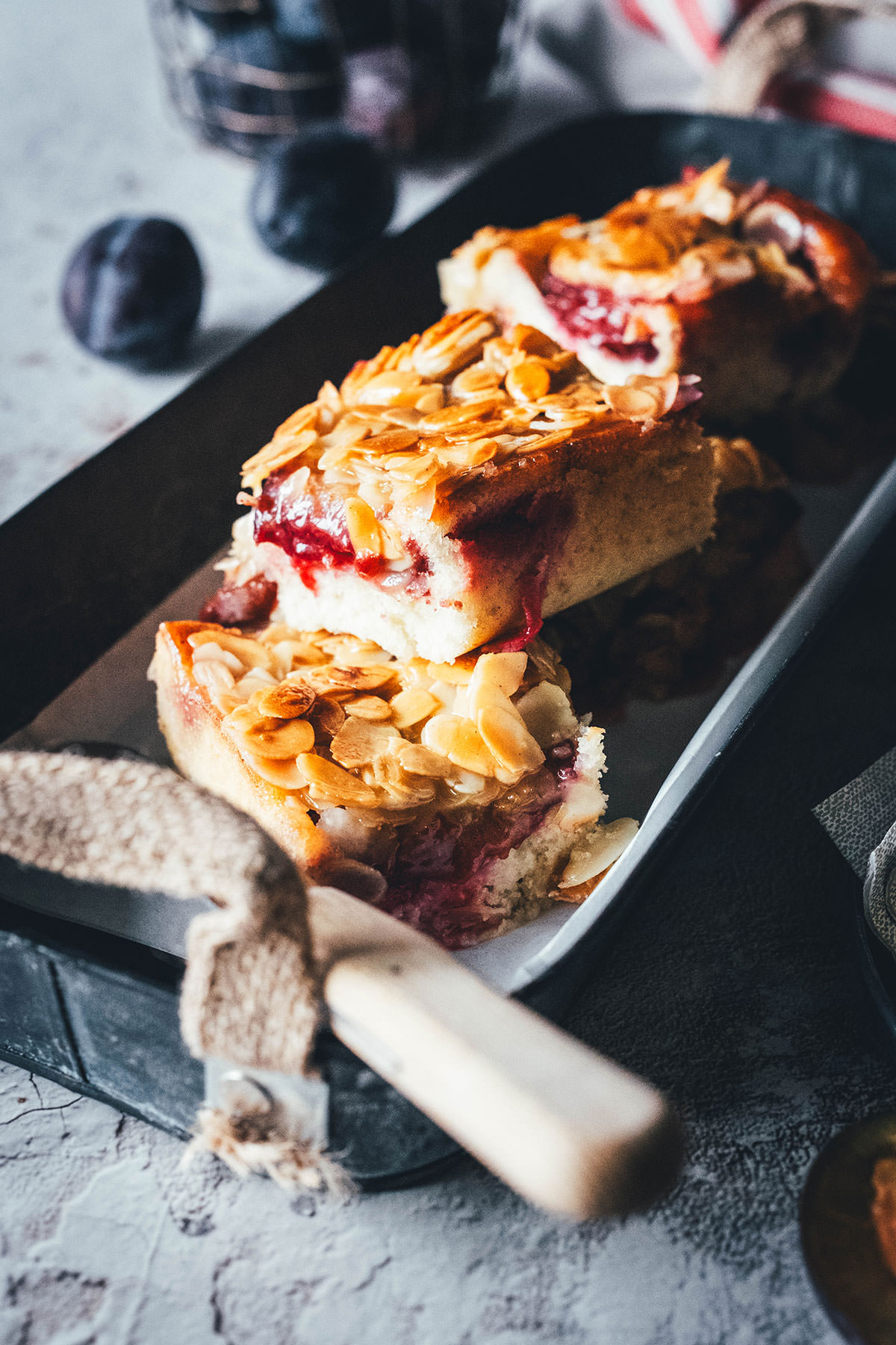 Rezept für blitzschnellen Zwetschgenkuchen. Sahne statt Butter im Teig, macht die Zubereitung ganz easy und sorgt für ein besonders luftiges und fluffiges Ergebnis. Getoppt wird der Pflaumenkuchen mit einem buttrigen und knusprigen Mandeltopping, wie man es von Bienenstich kennt. Ein wunderbarer Spätsommer- oder Herbstkuchen, der auch mit gefroreren oder eingemachten Zwetschgen funktioniert und eine super Alternative zu klassischem Zwetschgenkuchen! | moeyskitchen.com