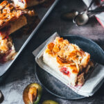 Rezept für blitzschnellen Zwetschgenkuchen. Sahne statt Butter im Teig, macht die Zubereitung ganz easy und sorgt für ein besonders luftiges und fluffiges Ergebnis. Getoppt wird der Pflaumenkuchen mit einem buttrigen und knusprigen Mandeltopping, wie man es von Bienenstich kennt. Ein wunderbarer Spätsommer- oder Herbstkuchen, der auch mit gefroreren oder eingemachten Zwetschgen funktioniert und eine super Alternative zu klassischem Zwetschgenkuchen! | moeyskitchen.com