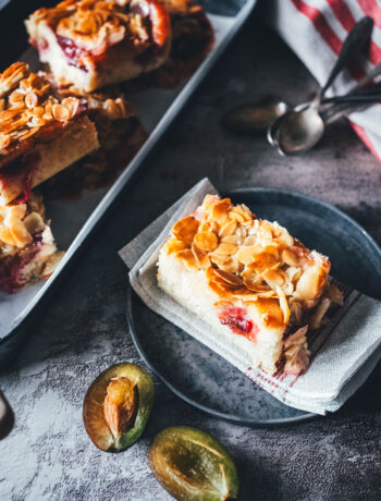 Rezept für blitzschnellen Zwetschgenkuchen. Sahne statt Butter im Teig, macht die Zubereitung ganz easy und sorgt für ein besonders luftiges und fluffiges Ergebnis. Getoppt wird der Pflaumenkuchen mit einem buttrigen und knusprigen Mandeltopping, wie man es von Bienenstich kennt. Ein wunderbarer Spätsommer- oder Herbstkuchen, der auch mit gefroreren oder eingemachten Zwetschgen funktioniert und eine super Alternative zu klassischem Zwetschgenkuchen! | moeyskitchen.com