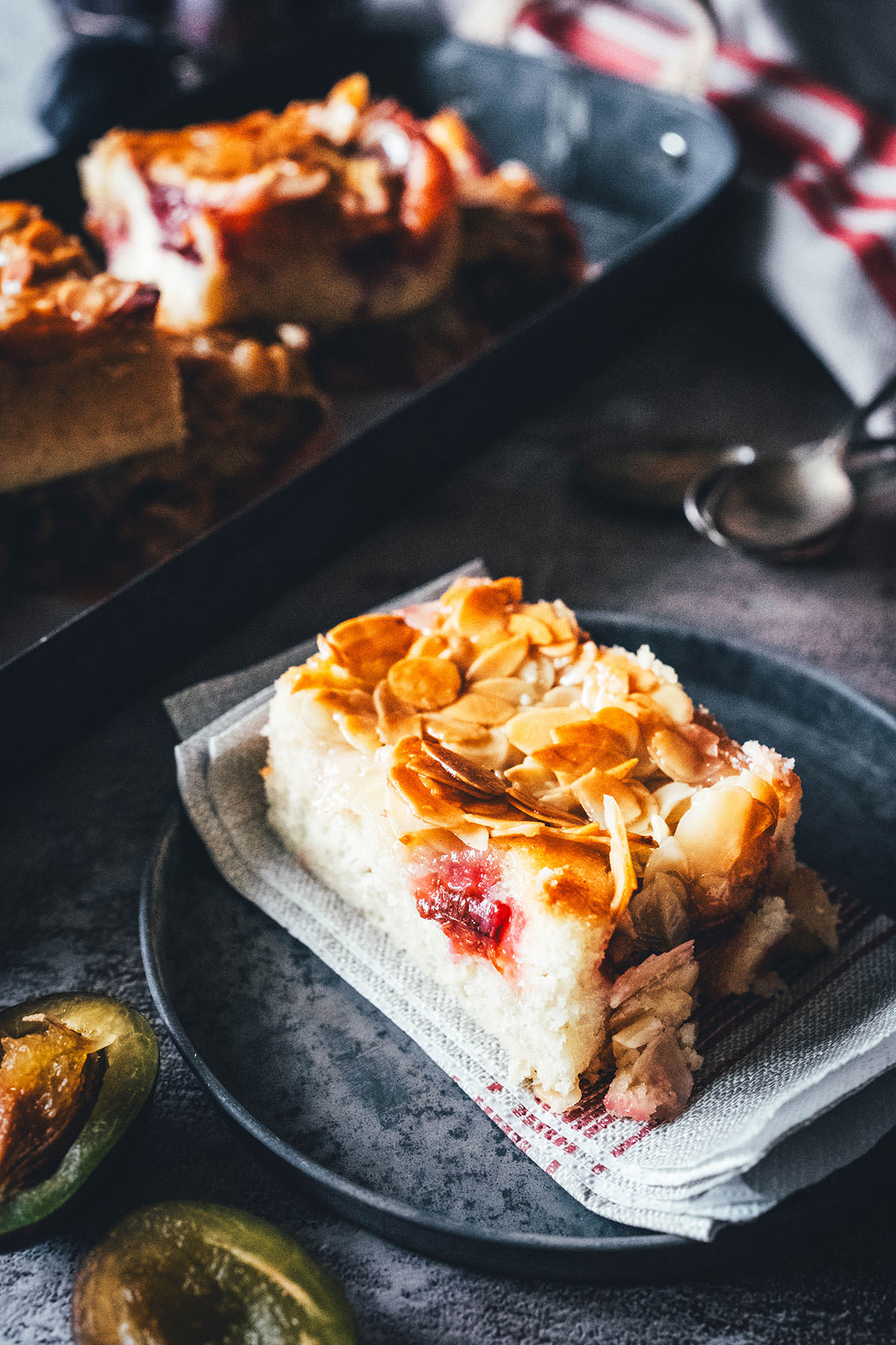 Rezept für blitzschnellen Zwetschgenkuchen. Sahne statt Butter im Teig, macht die Zubereitung ganz easy und sorgt für ein besonders luftiges und fluffiges Ergebnis. Getoppt wird der Pflaumenkuchen mit einem buttrigen und knusprigen Mandeltopping, wie man es von Bienenstich kennt. Ein wunderbarer Spätsommer- oder Herbstkuchen, der auch mit gefroreren oder eingemachten Zwetschgen funktioniert und eine super Alternative zu klassischem Zwetschgenkuchen! | moeyskitchen.com