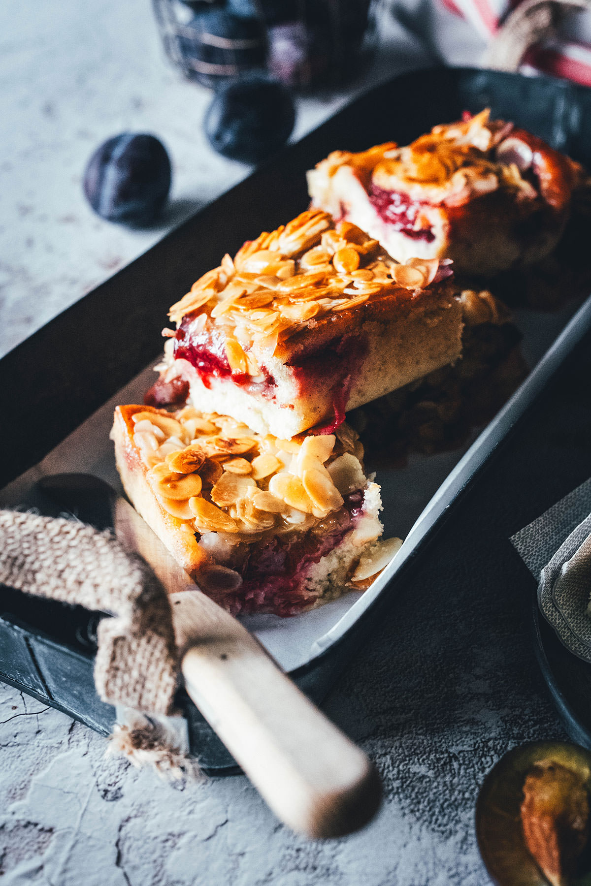 Rezept für blitzschnellen Zwetschgenkuchen. Sahne statt Butter im Teig, macht die Zubereitung ganz easy und sorgt für ein besonders luftiges und fluffiges Ergebnis. Getoppt wird der Pflaumenkuchen mit einem buttrigen und knusprigen Mandeltopping, wie man es von Bienenstich kennt. Ein wunderbarer Spätsommer- oder Herbstkuchen, der auch mit gefroreren oder eingemachten Zwetschgen funktioniert und eine super Alternative zu klassischem Zwetschgenkuchen! | moeyskitchen.com