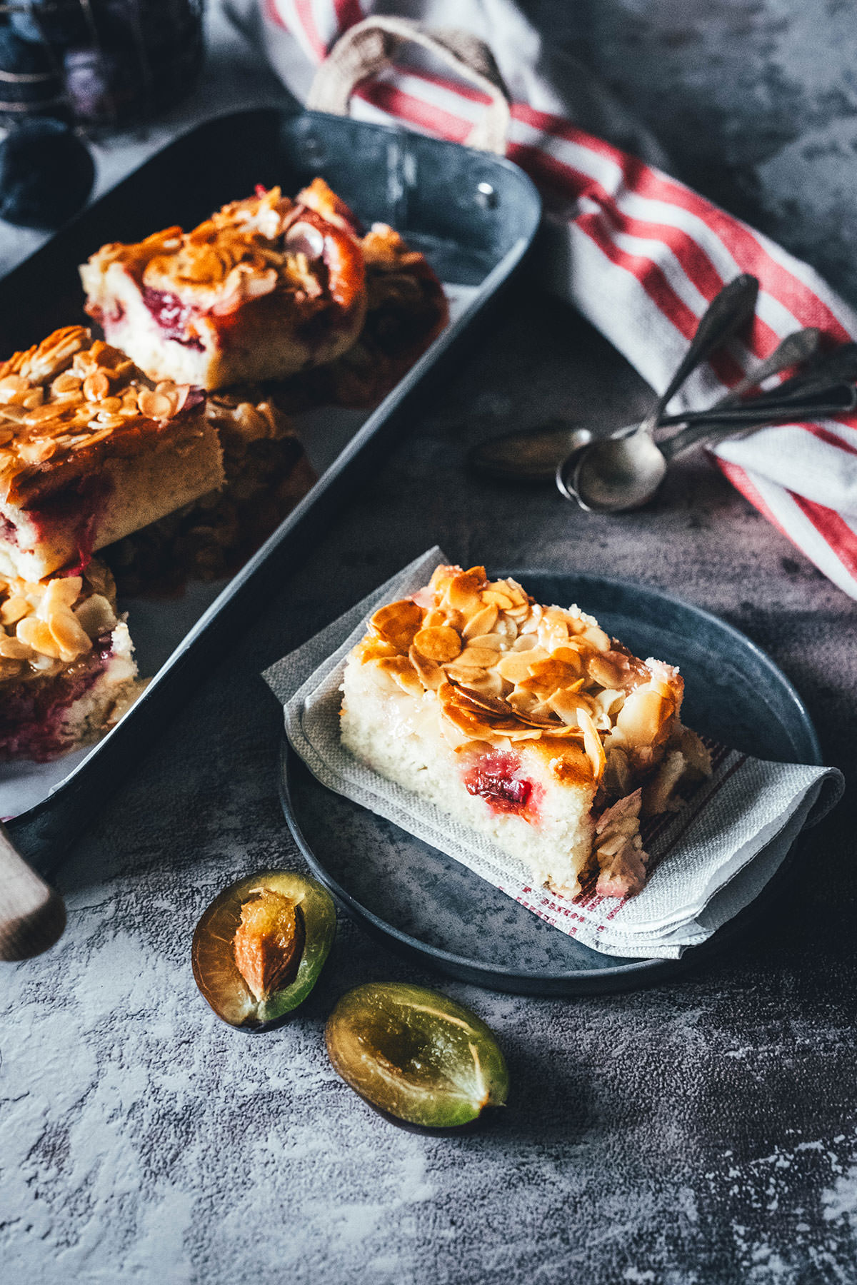 Rezept für blitzschnellen Zwetschgenkuchen. Sahne statt Butter im Teig, macht die Zubereitung ganz easy und sorgt für ein besonders luftiges und fluffiges Ergebnis. Getoppt wird der Pflaumenkuchen mit einem buttrigen und knusprigen Mandeltopping, wie man es von Bienenstich kennt. Ein wunderbarer Spätsommer- oder Herbstkuchen, der auch mit gefroreren oder eingemachten Zwetschgen funktioniert und eine super Alternative zu klassischem Zwetschgenkuchen! | moeyskitchen.com