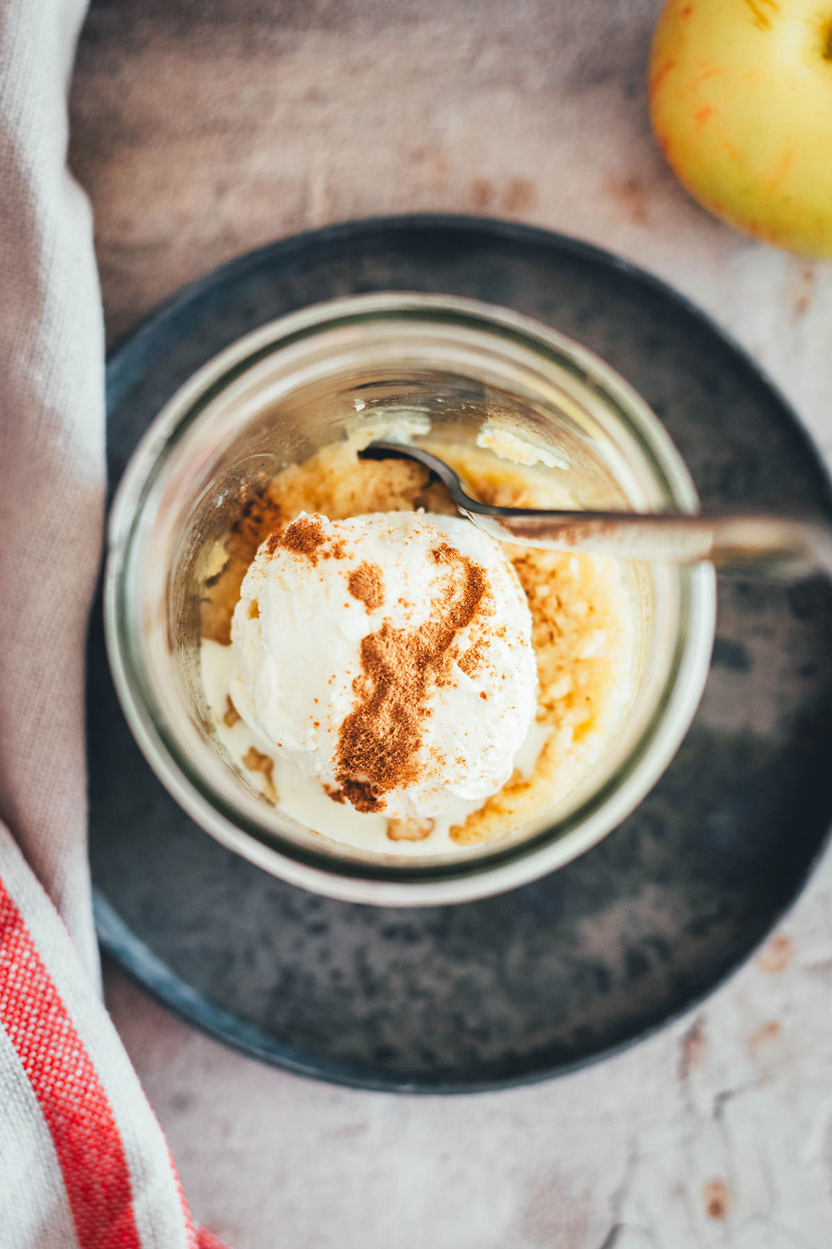 Blitz-Rezept für einen 10-Minuten-Apfelkuchen. Spontan Lust auf ein Stück Apfelkuchen? Backt diesen Apple Crumble in insgesamt nur 10 Minuten in der Mikrowelle! Perfekt für nur eine Portion vom schnellsten Apfelkuchen der Welt. Mit nur wenigen Zutaten und wenig Zubehör angerührt und gebacken und ruckzuck warm serviert mit Vanilleeis. | moeyskitchen.com