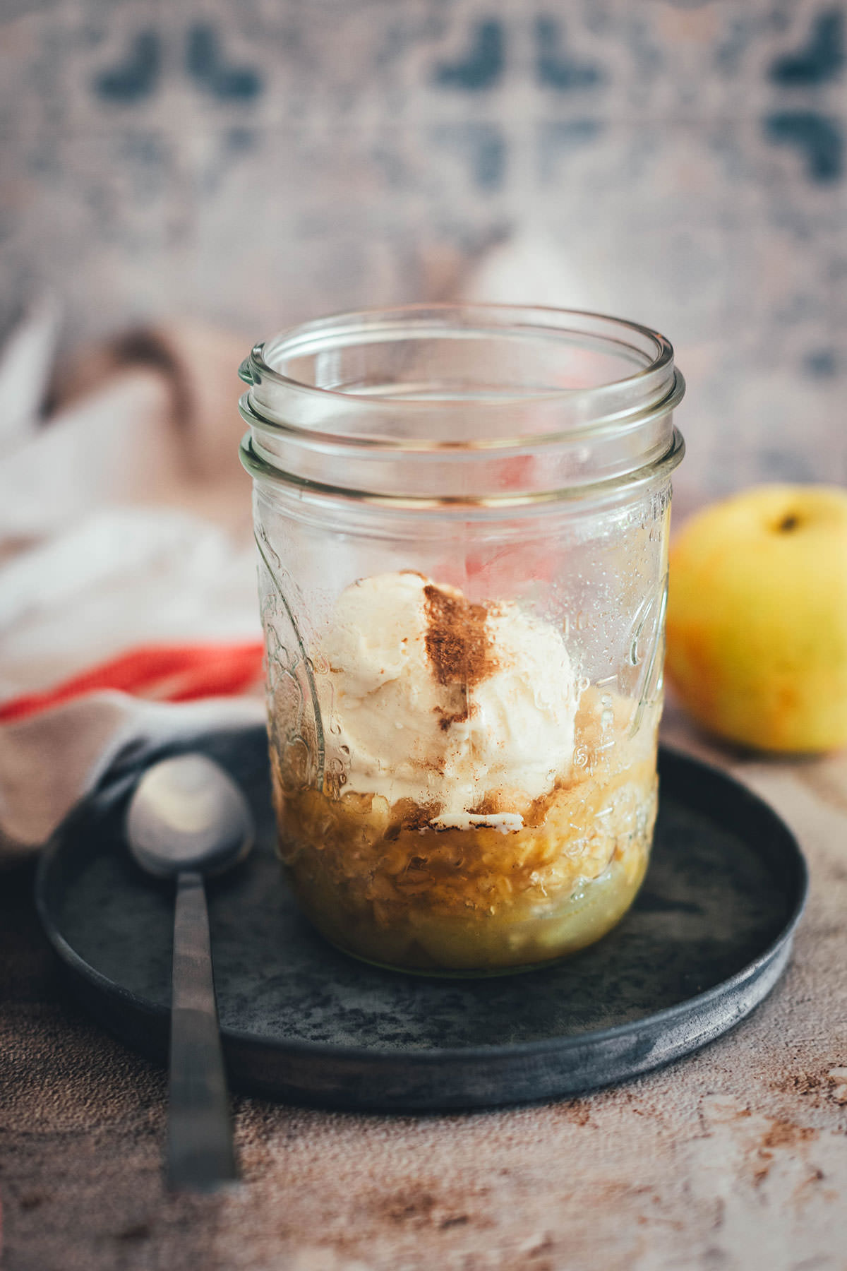 Blitz-Rezept für einen 10-Minuten-Apfelkuchen. Spontan Lust auf ein Stück Apfelkuchen? Backt diesen Apple Crumble in insgesamt nur 10 Minuten in der Mikrowelle! Perfekt für nur eine Portion vom schnellsten Apfelkuchen der Welt. Mit nur wenigen Zutaten und wenig Zubehör angerührt und gebacken und ruckzuck warm serviert mit Vanilleeis. | moeyskitchen.com