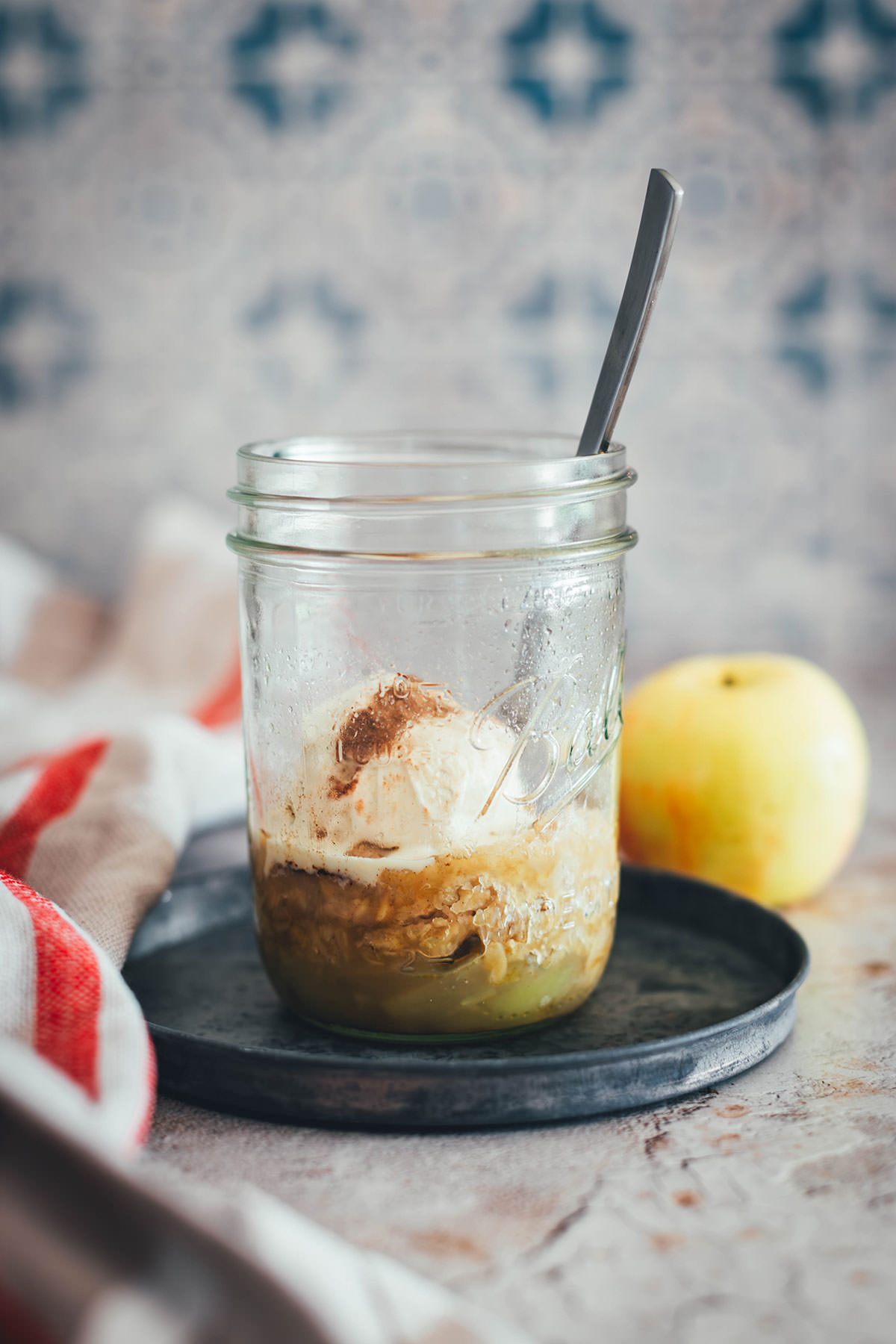 Blitz-Rezept für einen 10-Minuten-Apfelkuchen. Spontan Lust auf ein Stück Apfelkuchen? Backt diesen Apple Crumble in insgesamt nur 10 Minuten in der Mikrowelle! Perfekt für nur eine Portion vom schnellsten Apfelkuchen der Welt. Mit nur wenigen Zutaten und wenig Zubehör angerührt und gebacken und ruckzuck warm serviert mit Vanilleeis. | moeyskitchen.com